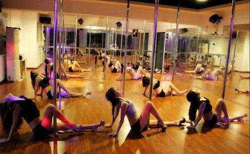 白泥坑成人舞蹈视频大全,动感舞步，释放激情