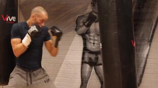 音乐成人拳击沙袋视频,音乐律动，沙袋挥洒青春热血